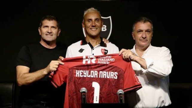 Keylor Navas posa con la camiseta de la Lepra.