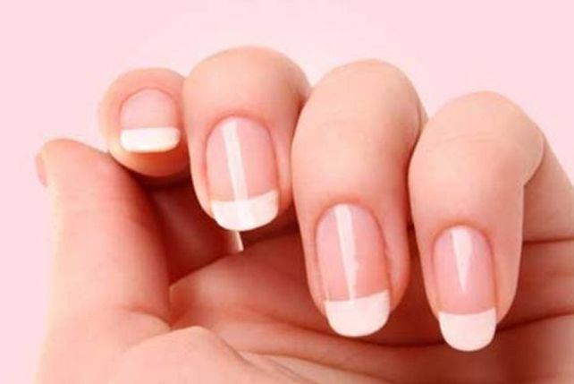 ¿Conoces por qué salen manchitas blancas en las uñas?