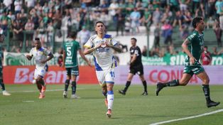 Ángel Di María, todo corazón, para el gol que le hace cumplir el sueño de jugar Copa Libertadores con Central.