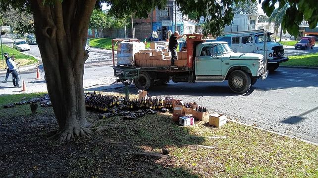 Paraná: volcó un camión que transportaba botellas de vino&nbsp;
