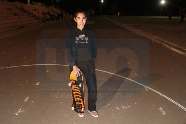 Cande con su tabla nueva en el Berduc. &nbsp;