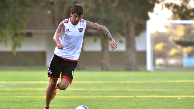Traslado felino. El Gato Formica lleva la pelota en un entrenamiento. La conducción del equipo es una de sus virtudes.&nbsp; 