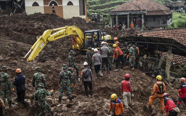 Los equipos de rescate buscan víctimas del deslizamiento de tierra que afectó a una aldea en Cihanjuang, Java Occidental, Indonesia.