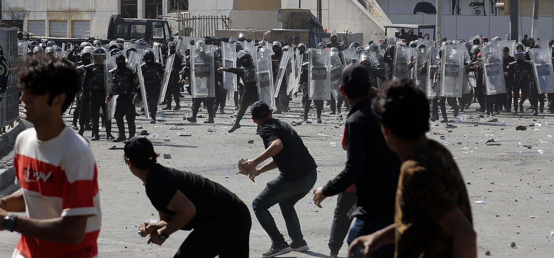 Manifestantes antigubernamentales arrojan piedras a las fuerzas de seguridad durante una manifestación en la plaza Tahrir en Bagdad, Irak, el miércoles 28 de septiembre de 2022.