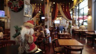 Las cenas navideñas en restaurantes rosarinos cuestan entre 95 y 135 mil pesos por persona e incluyen menúes premium, bebidas alcohólicas y mesa dulce, y en algunos casos propuestas artísticas.&nbsp; photo