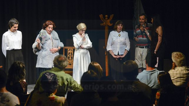 Aclamados. Las actrices y el director de la obra llegaron a Paraná desde Gualeguaychú y recibieron los aplausos y felicitaciones del público de Paraná.