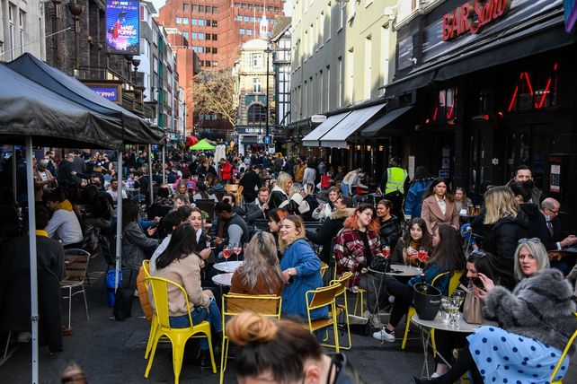 SOHO. Día de abril en que se liberaron restricciones en Londres. Aunque algunas ya volvieron.