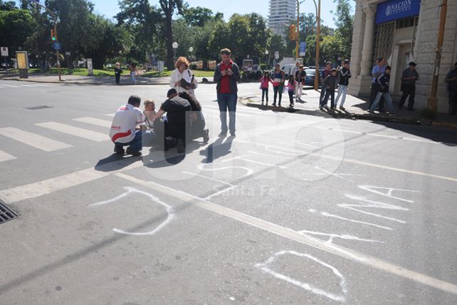 La mamá de Daiana Ruiz pide justicia sentada en el medio de la calle
