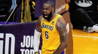 El astro de Los Ángeles Lakers, LeBron James, abanderado en los Juegos.
