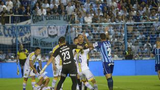 Todo mal. Candia metió el manotazo y se desplomó pidiendo una falta inexistente.