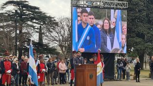 El gobernador Maximiliano Pullaro durante su discurso en Venado Tuerto, acompañado por autoridades provinciales y locales.