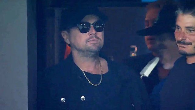 Tampoco Leonardo Di Caprio pasó inadvertido en un palco del BMO Stadium. Selena Gómez