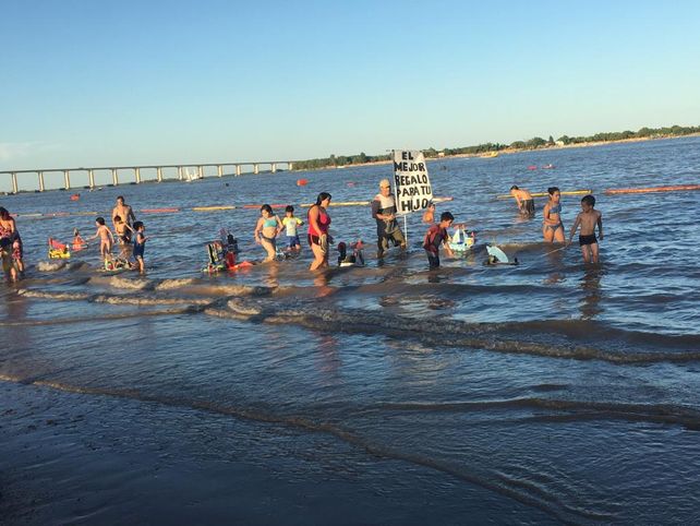 Junto a la Biblioteca Popular Gastón Gori se realizó en La Florida una regata de barcos construidos por las familias.