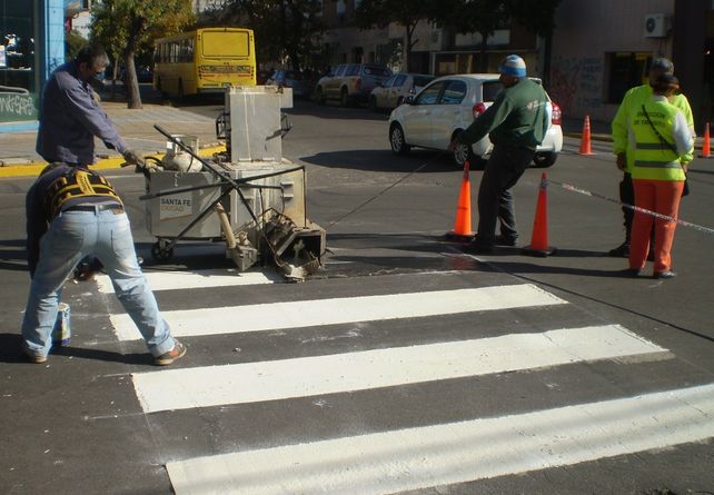 Continúan las tareas de demarcación de sendas peatonales