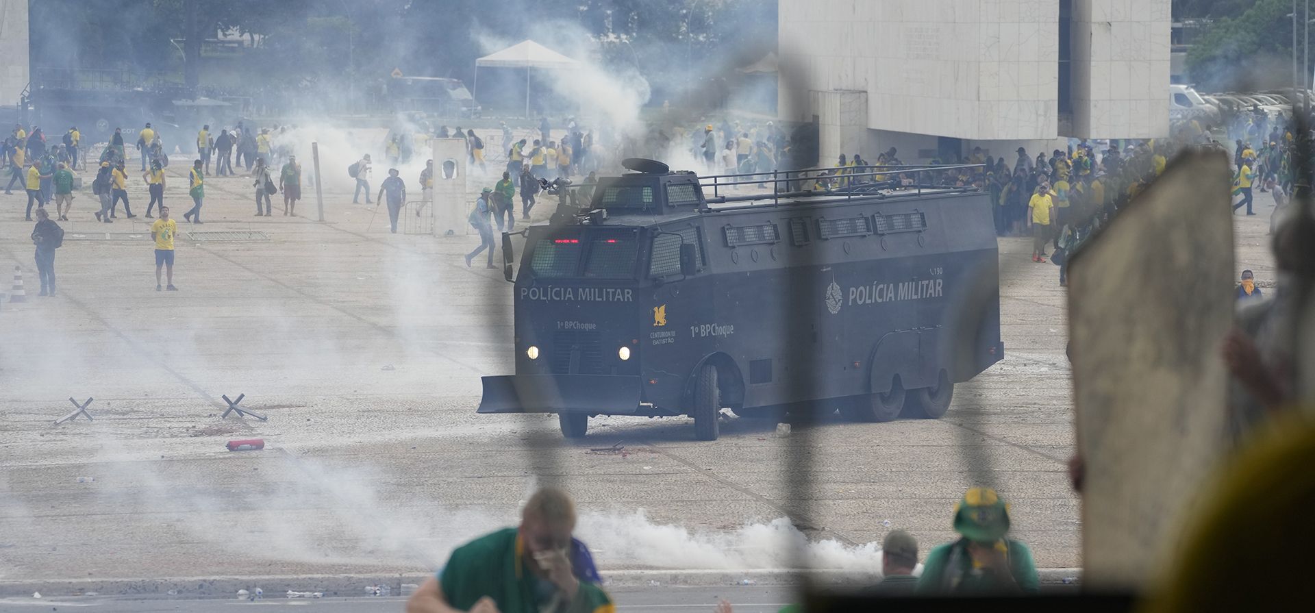 Manifestantes, partidarios del expresidente de Brasil, Jair Bolsonaro, se enfrentan con la policía durante una protesta frente al edificio del Palacio de Planalto en Brasilia, Brasil, el domingo 8 de enero de 2023. (Foto AP/Eraldo Peres)