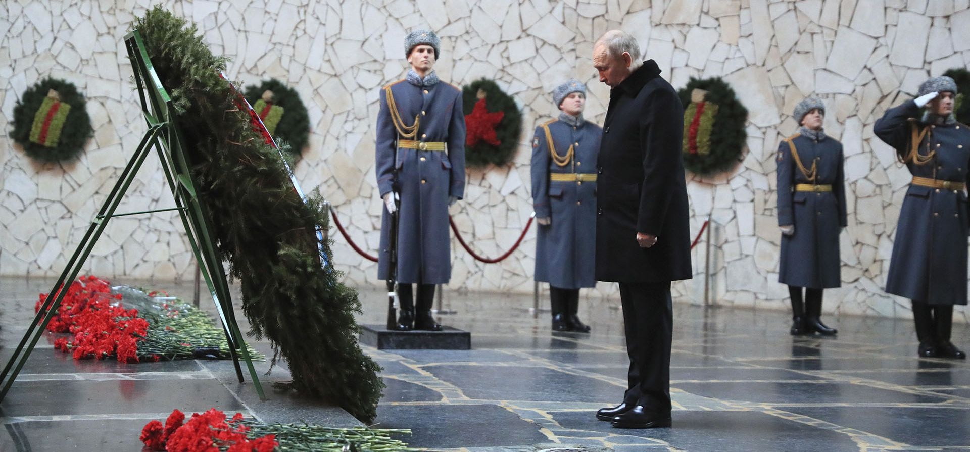 El presidente ruso, Vladimir Putin, asiste a una conmemoración, dentro del memorial en el monumento a la Patria, que marca el 80 aniversario de la victoria soviética en la batalla de Stalingrado, en la ciudad de Volgogrado, en el sur de Rusia, una vez conocida como Stalingrado, Rusia, el jueves 2 de febrero de 2020. (Dmitry Lobakin, Sputnik, foto del Kremlin vía AP)