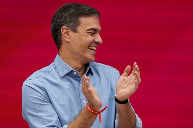 Pedro Sánchez celebra la mañana siguiente a las elecciones en la reunión de la directiva nacional del PSOE: