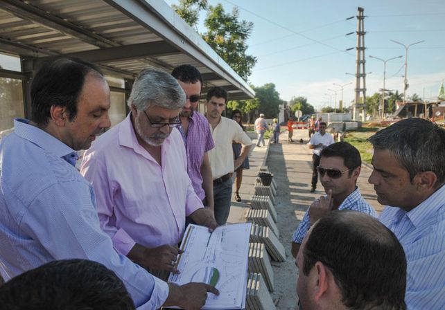Movilidad. Corral junto a funcionarios