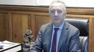 El juez Bailaque al frente de su despacho