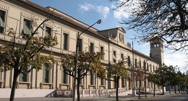 Fachada de la Facultad de Ciencias Jurídicas y Sociales de la UNL.