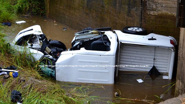 Una camioneta cayó al vacío y un joven sufrió fracturas en ambas piernas