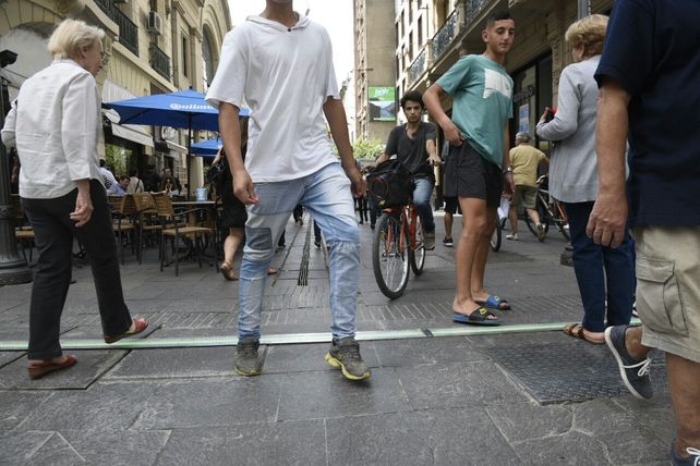 Los peatones se encuentran con el nuevo semáforo que está ubicado contra el piso.