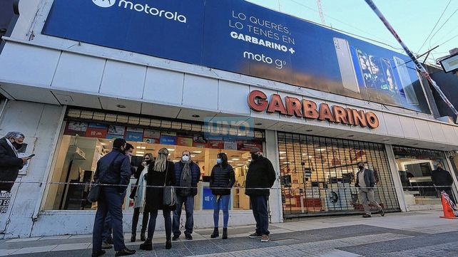 Brindan ayuda alimentaria a los trabajadores de Garbarino