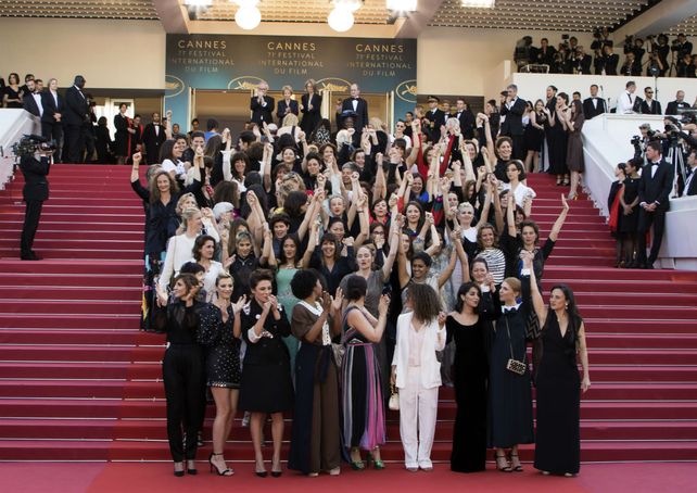 Actrices protestando en el último festival internacional contra la disparidad salarial en la industria del cine.