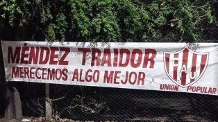 Las banderas que aparecieron contra Sebastián Méndez en la Villa Olímpica