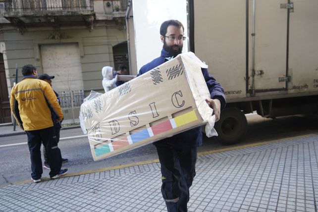 &nbsp;Ayer se distribuyeron las urnas y el restante material electoral a lo largo y ancho de Rosario.