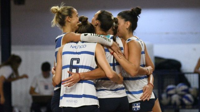 Las chicas de Náutico celebran. Se hicieron fuertes en el Velasco y continúan otra temporada más en la Liga Argentina Femenina de Vóley.