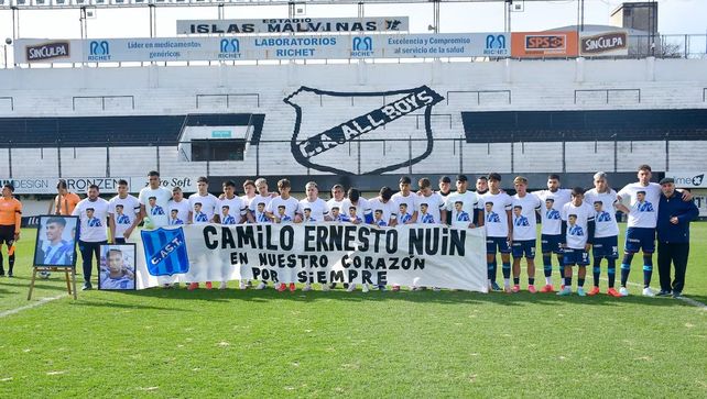 El emocionante homenaje de sus compañeros al joven futbolista que murió durante una cirugía de rodilla