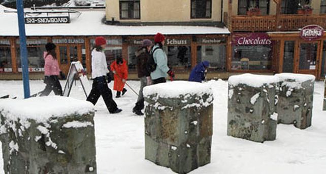 La nieve dificulta sacar las cenizas pero ayuda al turismo en Bariloche