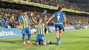 Enzo Copetti celebra con los brazos al cielo el segundo tanto de Central, el que le dio el triunfo al Canalla.