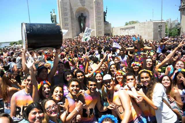 El Monumento a la Bandera se llenó de jóvenes que festejaron la finalización del 4º año de la secundaria con espuma