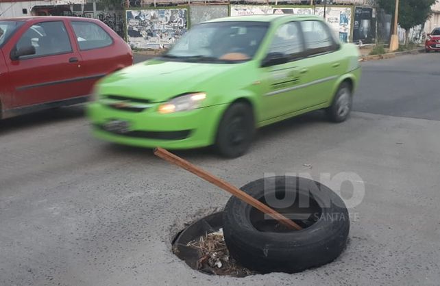 La advertencia de un peligroso bache en Candioti norte