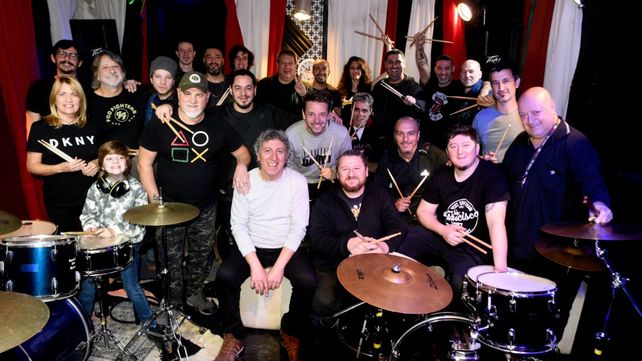 A batir parches. Integrantes de La Legión de Bateristas posaron tras el último ensayo en la sala La Bitácora.&nbsp;