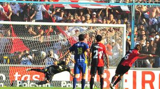 El último de los penales en el clásico. Fue a favor de Newells y lo convirtió Rolando Schiavi el 18/4/2010, en el 1 a 1 ante Central en el Gigante.