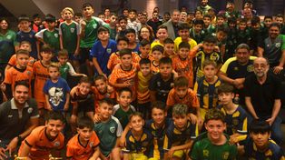 Felices. El presidente Mario Giammaría entregó los trofeos a los jugadores del fútbol infantil que participaron del Torneo Solidario&nbsp; &nbsp; &nbsp; 