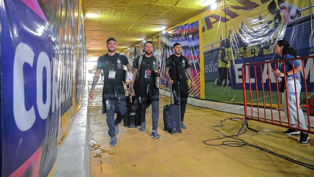Los jugadores de la selección Argentina llegando al estadio. Quieren estirar el invicto a 31 partidos.