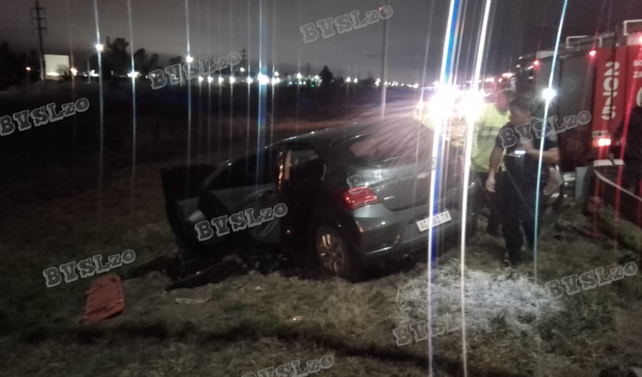 El Chevrolet Onix impactó contra el guardarrial. Sucedió anoche en San Lorenzo.&nbsp;