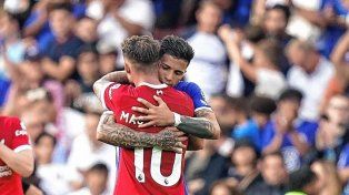 Enzo Fernández y Alexis Mac Allister y un abrazo tras el partido.
