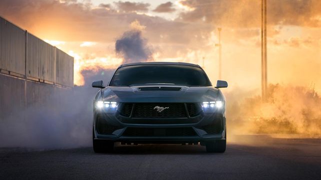 El Mustang exhibe las nuevas luces de tres barras con tecnolog&iacute;a LED.