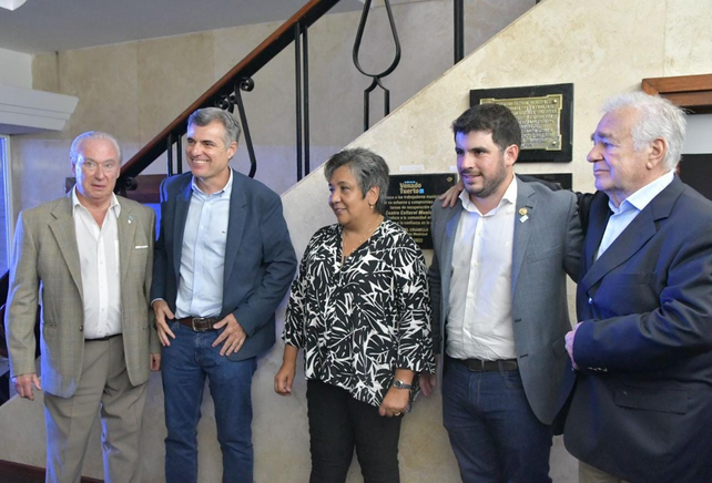 De izquierda a derecha los cuatro intendentes de Venado Tuerto. Roberto Scott (PJ) y José Freyre (PJ) y los radicales Leonel Chiarella y Ernesto De Mattía.