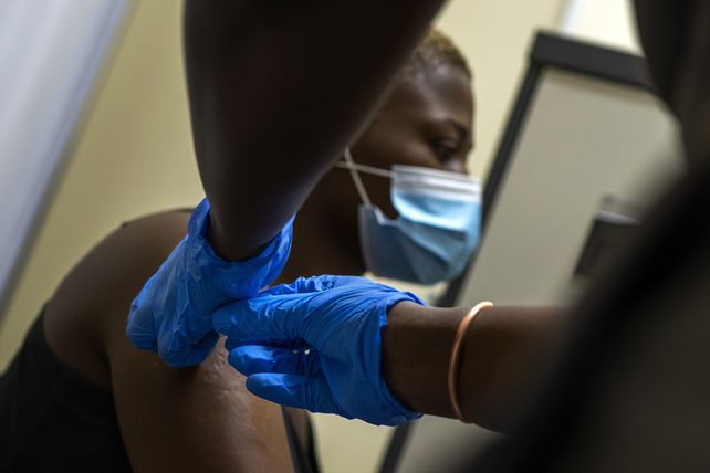 Vacunación de voluntarios durante el ensayo clínico que hizo Sudáfrica con la vacuna de AstraZeneca.