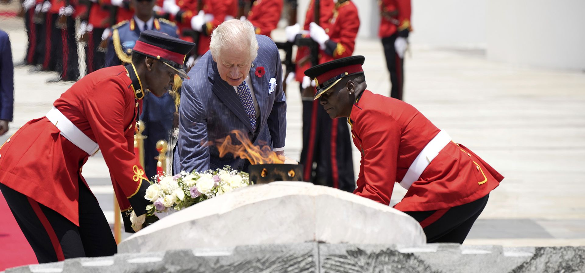 El rey Carlos III de Gran Bretaña, en el centro, deposita una corona de flores en honor a todos aquellos que perdieron la vida en la búsqueda de la independencia de Kenia, en los jardines Uhuru, en Nairobi, el martes 31 de octubre de 2023. (Foto AP/Brian Inganga) El rey Carlos III de Gran Bretaña, en el centro, deposita una corona de flores en honor a todos aquellos que perdieron la vida en la búsqueda de la independencia de Kenia, en los jardines Uhuru, en Nairobi, el martes 31 de octubre de 2023. (Foto AP/Brian Inganga)