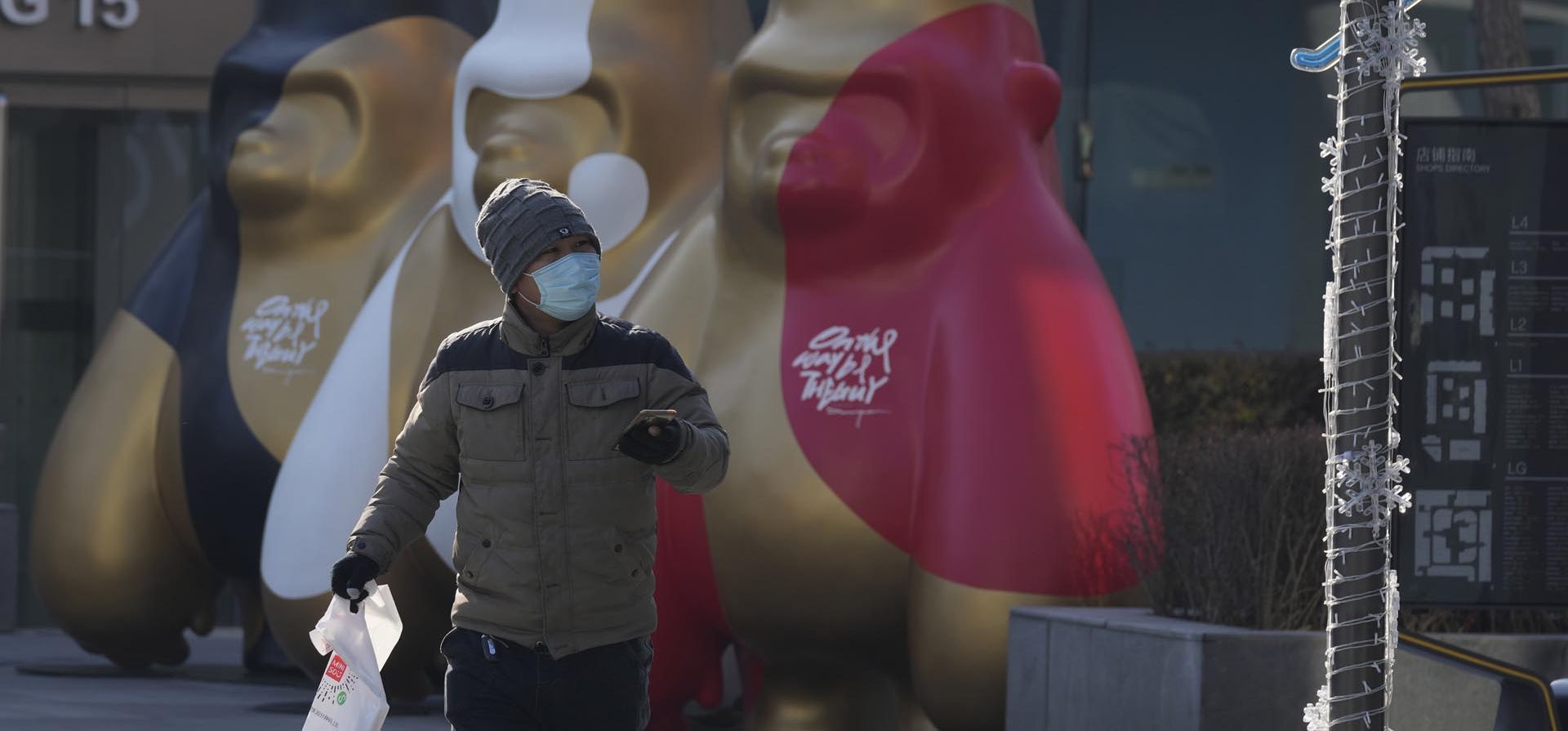 Un hombre camina cerca de las decoraciones navideñas en un centro comercial en Beijing, China, el martes 14 de diciembre de 2021. Los medios estatales chinos dijeron el lunes 13 de diciembre de 2021 que el primer caso de la variante omicron de COVID-19 ha se ha detectado en la parte continental del país en la ciudad de Tianjin, al este de Beijing. Foto: AP