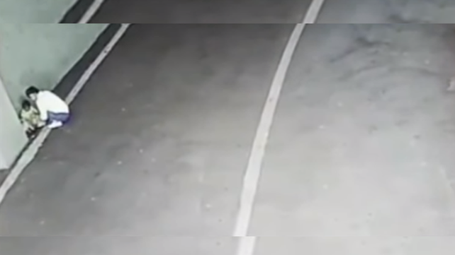 Escalofriante: el momento en que una madre abandona a un bebé en un estacionamiento