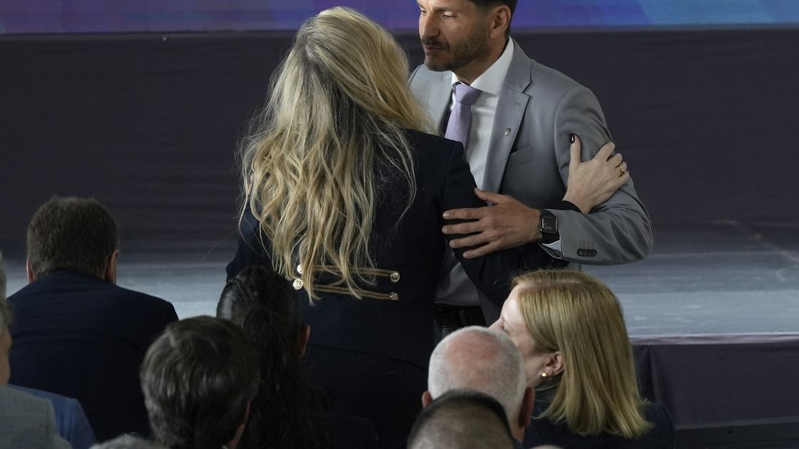La secretaria general de la Presidencia, Karina Milei, y el gobernador Maximiliano Pullaro se saludan en el inicio del acto que abrió las rondas de negocios Rigi.