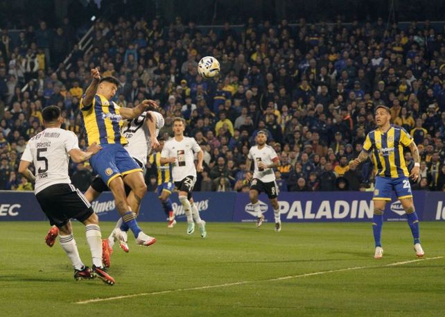 Veliz convierte de cabeza en el empate de Central contra Riestra en el Gigante. En el Aprtura también fue empate.